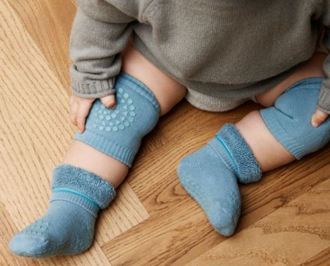 Hovedbilde GoBabyGo - Antiskli knebeskyttere i bomull Dusty Blue